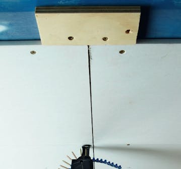 Opsætning af gipsloft: Næste plade løftes op og gøres fast Opsætning af gipsloft: Næste plade løftes op og gøres fast